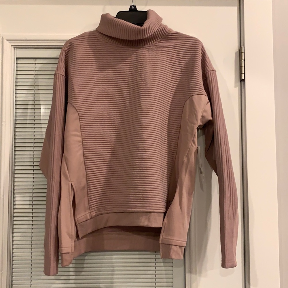 NWT Women’s Sweatshirt ❤️